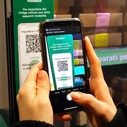 scansione-qr-code-sfocato-con-scritta-corretta